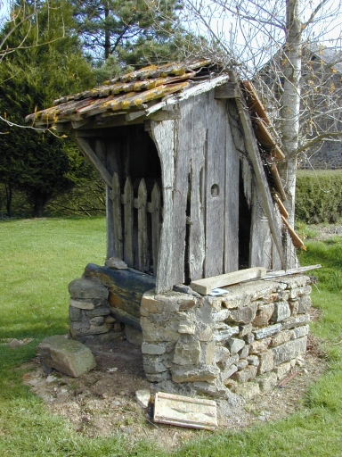 Vue générale sud-ouest ; La Haute Nacherie, puits avec sa potence de bois couverte en tuile