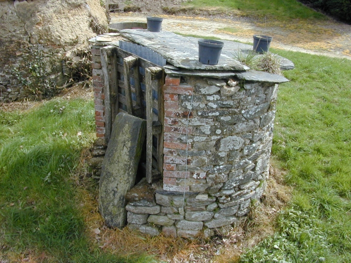 Le puits : vue générale sud-ouest ; Vue générale sud-ouest