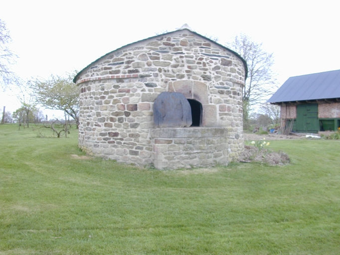 Le four à pains : vue générale sud-est ; Vue générale sud-est