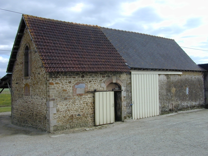 L'écurie et la grange : vue générale nord-ouest ; Vue générale nord-ouest ; Les Rochers, écurie de la fin du XIXe siècle