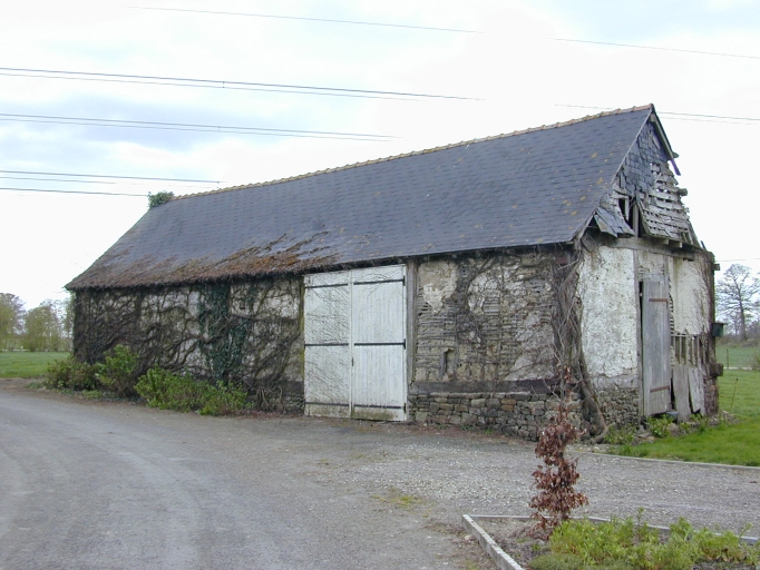 La grange : vue générale est ; Vue générale est ; La Haute Vallée, grange fermée en pan de bois et torchis