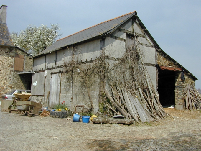 Vue générale sud-est ; La grange : vue générale sud-est ; Le Rocher, petite grange fermée en pan de bois et torchis