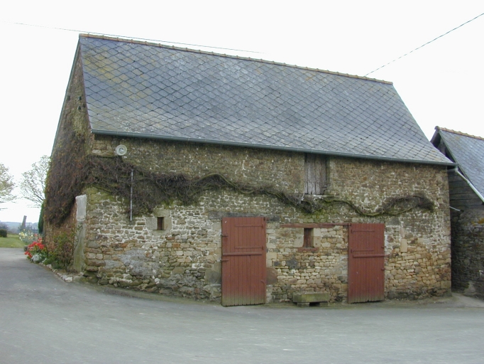 Vue générale nord-est ; L'étable : vue générale nord-est ; Bernier, étable construite sans doute au XVIIIe siècle