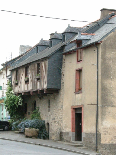 Maison à pan de bois dans le village ; Vue générale nord-ouest