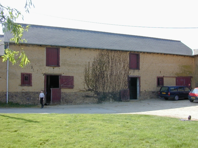 Vue générale sud-est ; L'écurie : vue générale sud-est