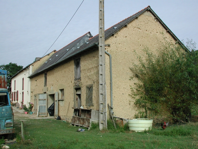 Vue générale du sud-est ; L'ancien logis, devenu étable, à l'est du logis