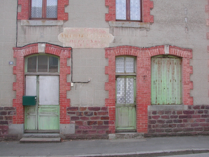 Façade nord ; Façade de commerce au 18, rue de Clayes