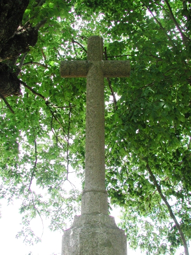 Vue générale de la croix ; Croix de chemin de la Touche Louvel
