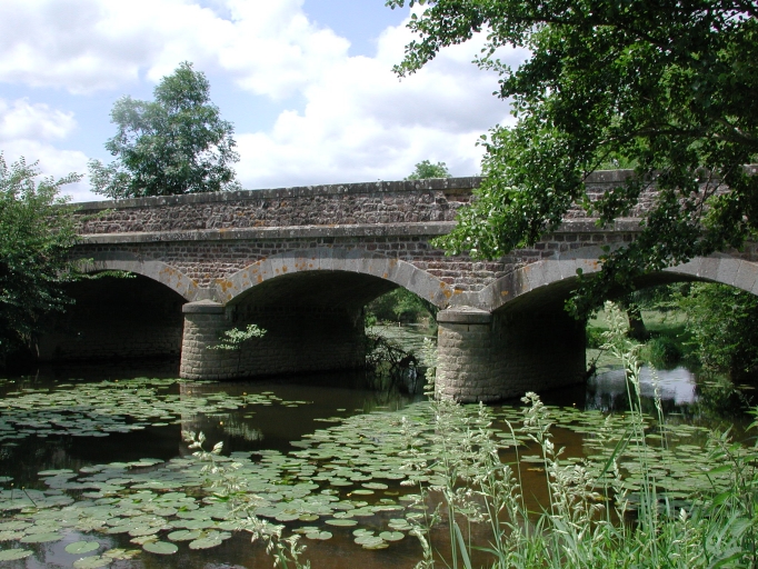 Le pont des Grandes Planches, au sud de la commune ; Vue générale du pont ; Le pont des Grandes Planches