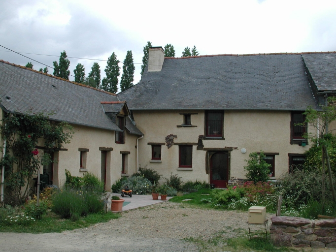 Vue de la partie ouest de l'alignement ; Vue générale sud de la ferme ; La Tassinière