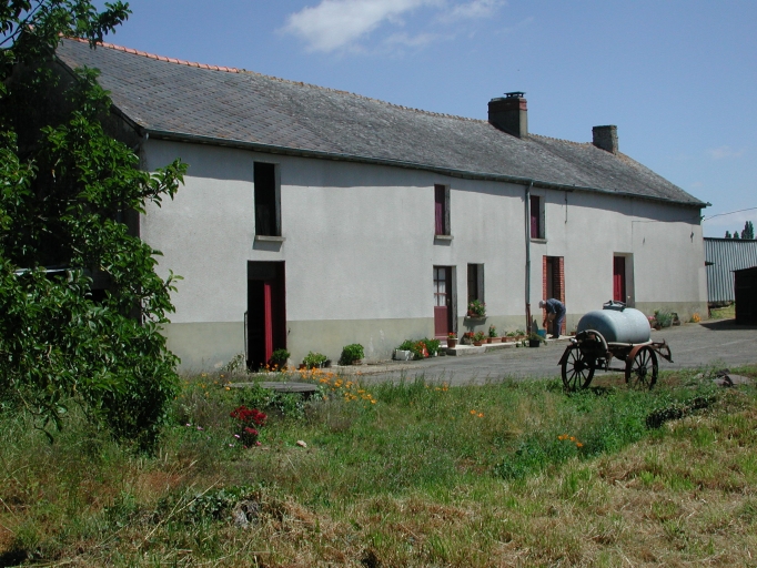 Vue générale de la façade sud du logis