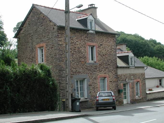 Vue générale est : maison à gauche de l'image ; Vue générale est : maison à droite de l'image