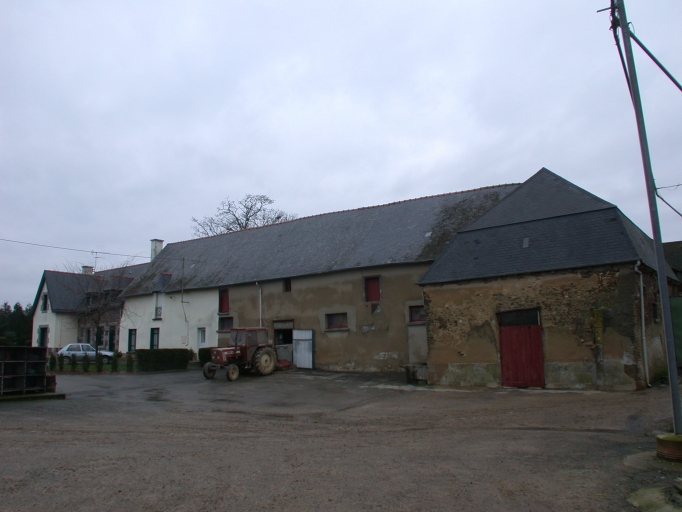 Vue générale prise de la cour de la ferme