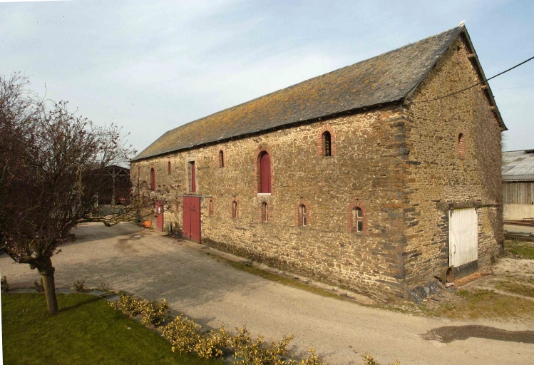 Vue générale sud ; Pouez, exceptionnelle étable de la fin du XIXe siècle