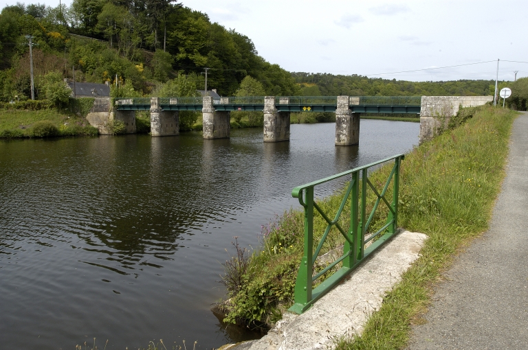 La vallée du Blavet au sud de Saint-Adrien ; Vue générale ; Kerfos, pont routier de Saint-Adrien, vue générale