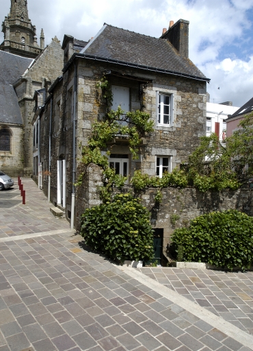 Rue Saint-Yves, logis de plan massé à étage, vue générale sud. AH 323, 324 ; Maison sud, élévation sud ; Fig. 52 : rue Saint-Yves, logis de plan massé à étage, vue générale sud