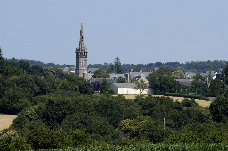 Vue générale prise de l'ouest ; Vue générale du bourg.