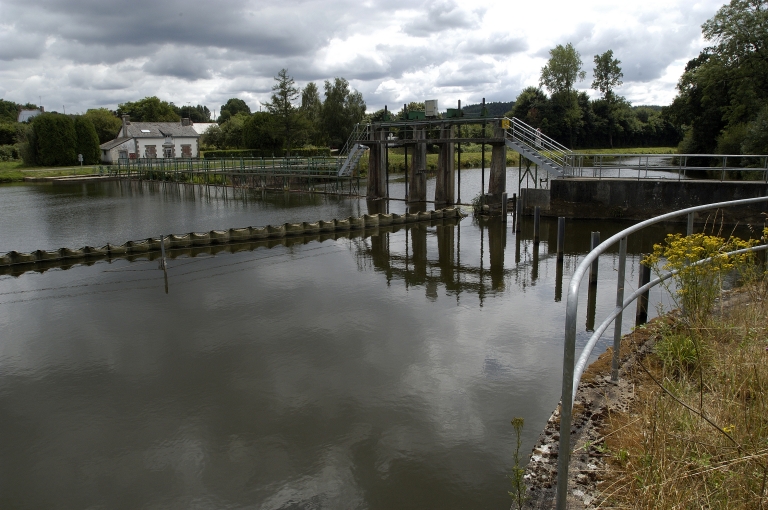 Vue de situation de l'écluse, du barrage et de la maison d'éclusier de Talhouet. ; Vue de situation.