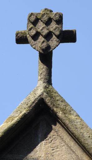 Blason des Rohan, détail du chevet de la chapelle Saint-Adrien ; Détail du blason des Rohan au chevet de la chapelle