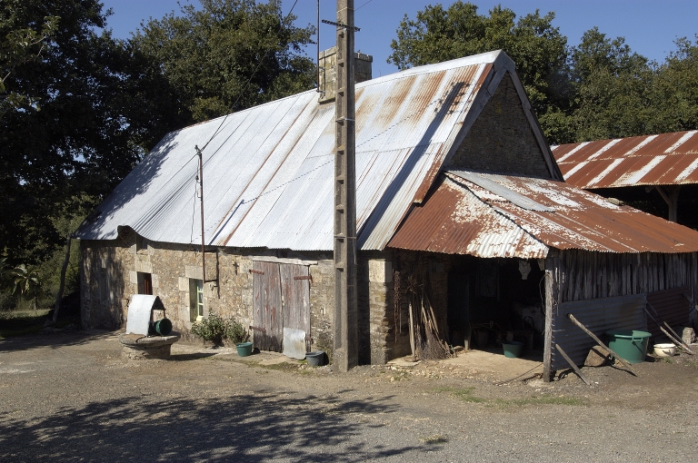 Kerluhern, ferme, vue générale sud-est ; Vue générale ; Kerluhern, logis à fonctions multiples juxtaposées