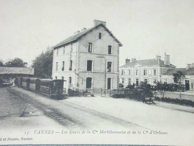 Vue des gares de la Cie morbihannaise et de la Cie d'Orléans à Vannes. Carte postale ancienne. Edition Nozais, Nantes. AM Vannes 7Fi. ; Vue générale des gares de la Cie morbihannaise et de la Cie d'Orléans à Vannes. Carte postale ancienne. Edition Nozais, Nantes. AM Vannes 7Fi.