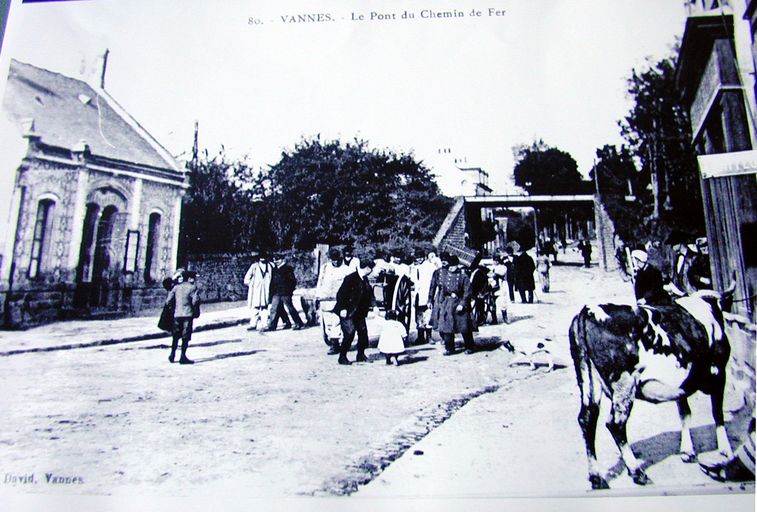 Pont de chemin de fer et bureau d'octroi. Photographie d'une carte postale ancienne. AM Vannes 7Fi. ; Pont de chemin de fer et bureau d'octroi. Carte postale ancienne. AM Vannes 7Fi.