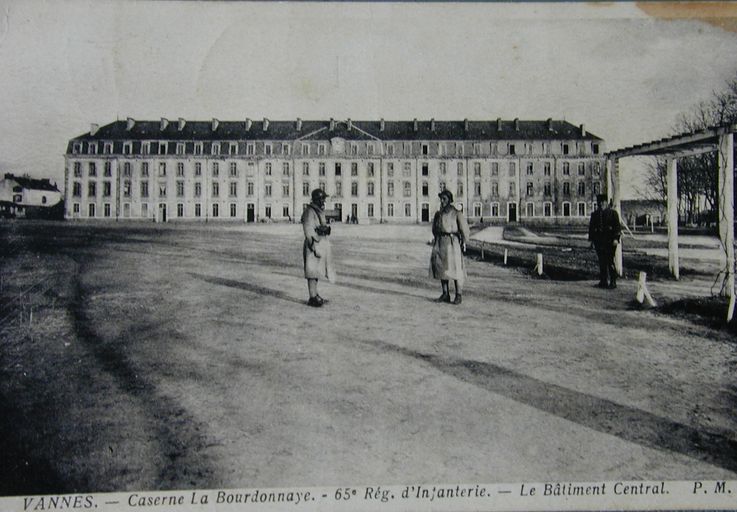 Caserne de la Bourdonnaye. Le bâtiment central. Carte postale ancienne. AM Vannes 7Fi.