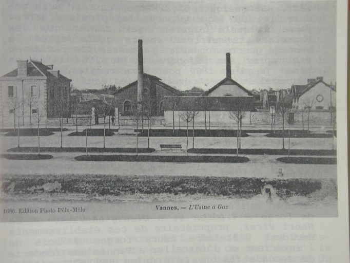 Vue générale de l'usine à gaz. Carte postale ancienne non datée. Collection pêle mêle.