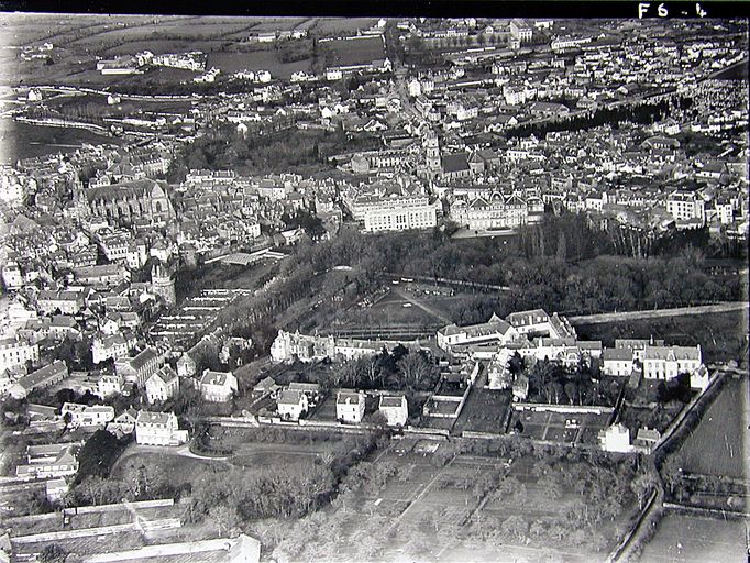 Vue du quartier dit du Jointo, 1921. AM Vannes photographies IGN. ; Vue aérienne de la rue, 1921. AM Vannes photographies IGN. ; Vue aérienne du quartier dit du Jointo, 1921. AM Vannes photographies IGN. ; Vue aérienne du quartier du Jointo et dans le fond du quartier dit de la Retraite, 1921. AM Vannes photographies IGN. ; Vue du quartier dit du Jointo, 1921. AM Vannes photographies IGN. ; Vue du quartier dit du Jointo, 1921. AM Vannes photographies IGN. ; Vue aérienne de la rue, 1921. AM Vannes photographies IGN. ; Vue aérienne de la rue, 1921. AM Vannes photographies IGN. ; Vue aérienne de la rue, 1921. AM Vannes photographies IGN. ; Vue aérienne de la rue, 1921. AM Vannes photographies IGN. ; Vue aérienne du quartier du Jointo et dans le fond du quartier dit de la Retraite, 1921. AM Vannes photographies IGN. ; Vue aérienne de la rue, 1921. AM Vannes photographies IGN. ; Vue du cinéma à l'extrême gauche de la photo, 1921. AM Vannes photographies IGN. ; Vue du quartier dit du Jointo, 1921. AM Vannes photographies IGN. ; Vue aérienne de la rue, 1921. AM Vannes photographies IGN. ; Vue aérienne de la rue, 1921. AM Vannes photographies IGN. ; Vue aérienne de la rue, 1921. AM Vannes photographies IGN. ; Vue aérienne de la rue, 1921. AM Vannes photographies IGN. ; Vue du quartier dit du Jointo, 1921. AM Vannes photographies IGN. ; Vue du quartier dit du Jointo, 1921. AM Vannes photographies IGN. ; Vue aérienne de la rue, 1921. AM Vannes photographies IGN. ; Vue aérienne de la rue, 1921. AM Vannes photographies IGN.