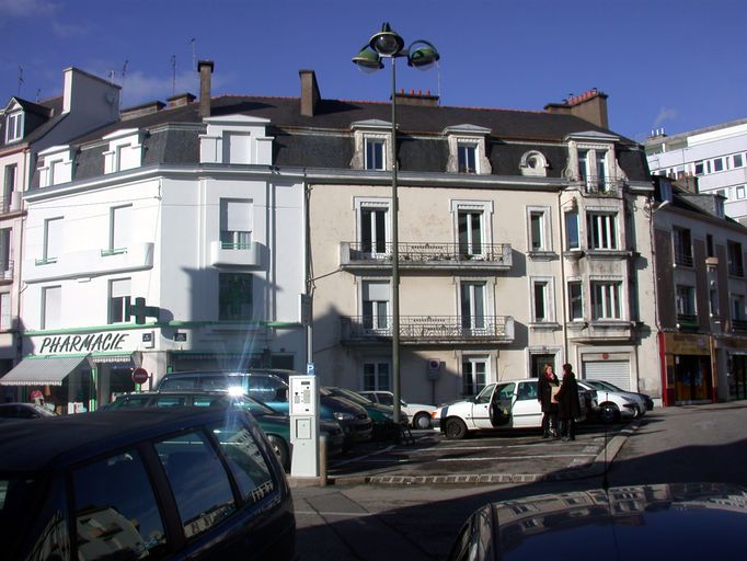 Vue du côté nord de la place. ; Vue du côté nord de la place Lyautey et retour sur le rue Desgrées du Lou. ; Vue d'ensemble avec le n° 3. ; Vue d'ensemble avec le n° 2.