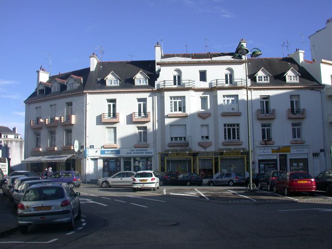 Vue du côté est de la place. ; Vue du côté est de la place Lyautey et retour sur le rue Desgrées du Lou. ; Vue générale. ; 4, 5, 6 place Lyautey.