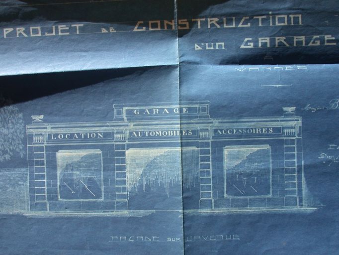 Elévation du garage par E. Gemain, 192?. AD Morbihan 5 M 230. ; Elévation du garage 6 rue Victor Hugo (détruit) par E. Gemain, 192?. AD Morbihan 5 M 230.