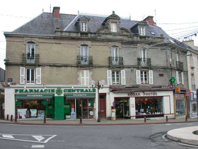 Vue générale. ; Hôtel de Bretagne, place Joseph Le Brix