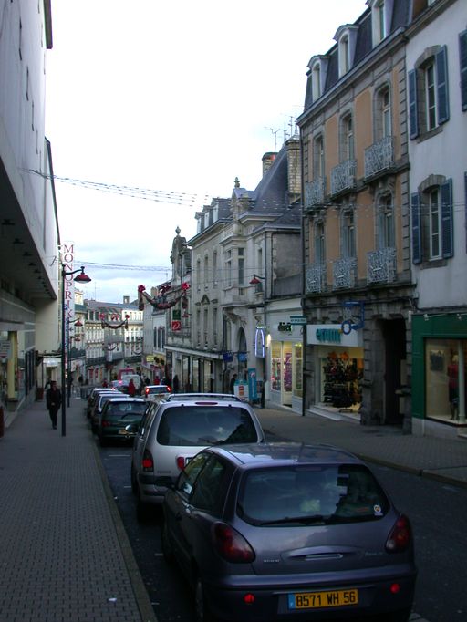 Vue générale prise du haut de la rue.