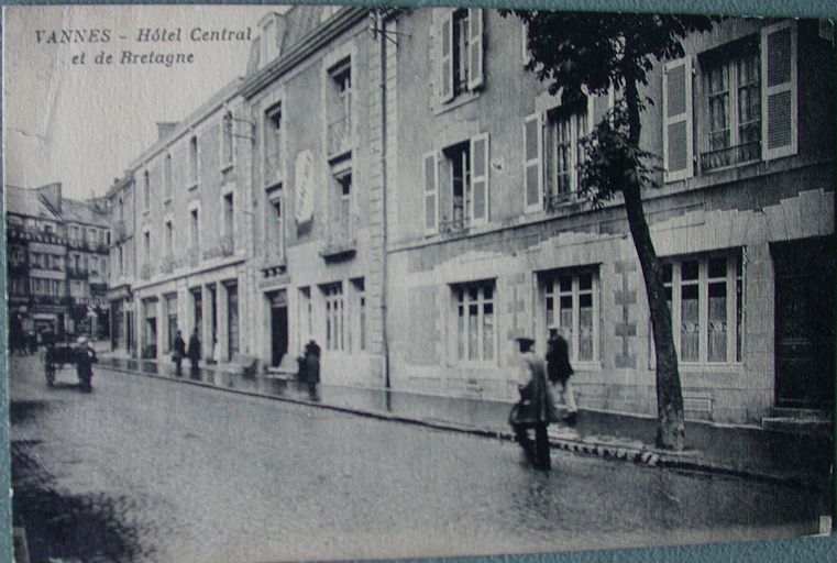 Vue de l'hôtel central et de Bretagne. Carte postale ancienne. AM Vannes 7Fi.