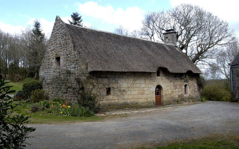 Vue générale nord-est ; Kerberh, ferme, vue générale nord-est.