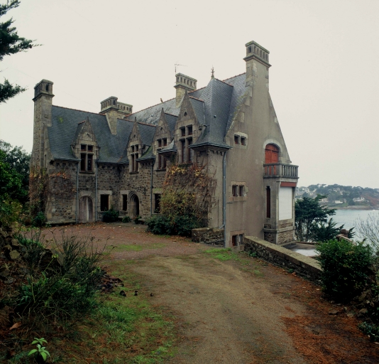 Vue d'ensemble depuis la rue ; Vue d'ensemble depuis l'accès. ; Perros-Guirec, Trestraou. Maison de villégiature dite Petit Park ar Lann (4ème quart du 19ème siècle)
