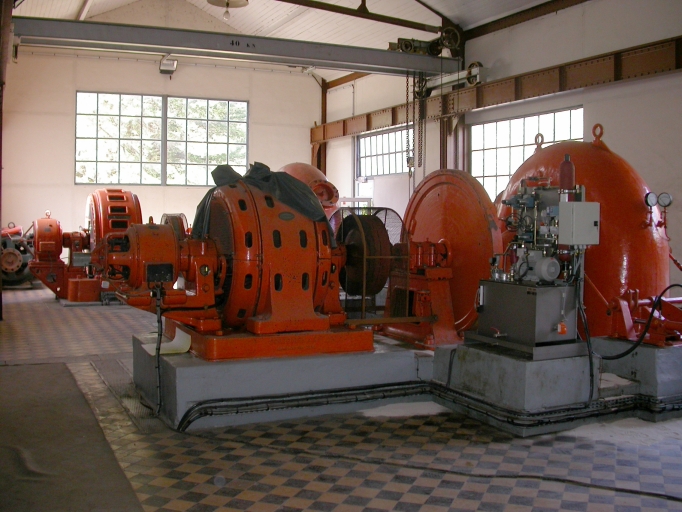 Vue générale de l'alternateur Schneider couplé à la turbine Francis double (à droite).
