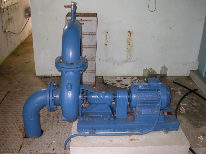 Pompe centrifuge Bréguet KSB couplée à un moteur CEM, vue générale.