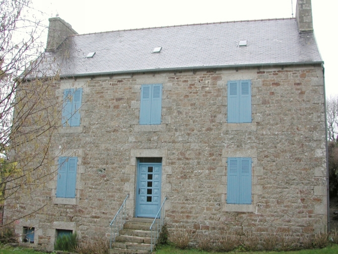 Ploulec'h, le Yaudet. Maison (2ème moitié du 19ème siècle). ; Vue générale ; Le Yaudet. Maison de type ternaire sur soubassement.