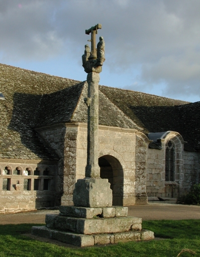 Ploulec'h, le bourg. Croix de cimetière [I.S.M.H 1926]. ; Vue générale (depuis le sud-ouest).