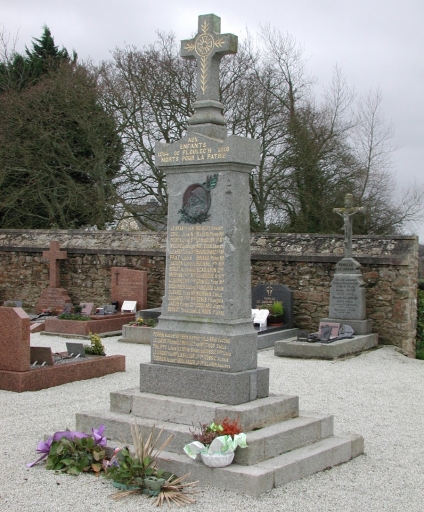 Ploulec'h, le bourg. Monument aux morts (1921). ; Vue générale