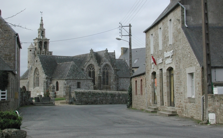 Vue générale du bourg, janvier 2004. ; Vue générale de l'entrée du bourg, janvier 2004. Maison à droite (état remanié).