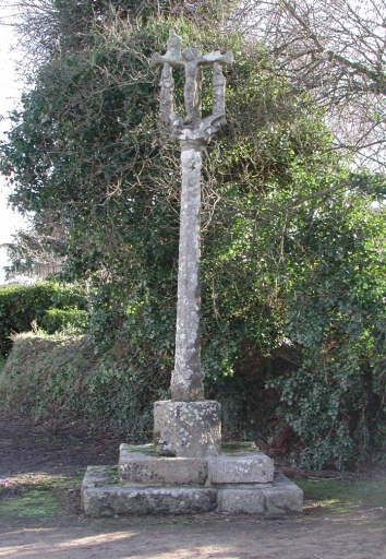 Ploulec'h, le bourg. Croix de chemin. ; Vue générale.