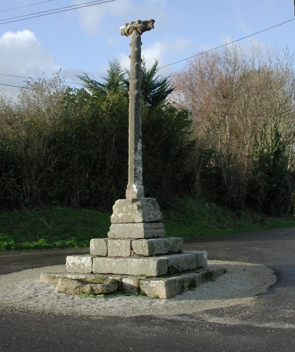 Ploulec'h, Saint-Lavan. Croix de carrefour (17ème siècle). ; Vue générale.