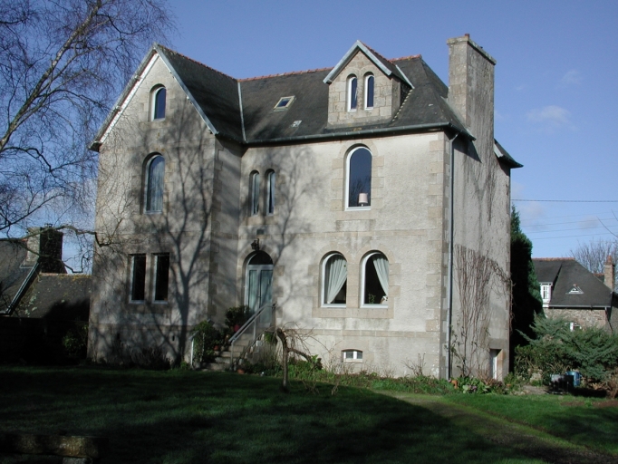 Ploulec'h, le bourg. Maison (vers 1927). ; Vue générale (façade antérieure). ; Le bourg. Maison à deux corps en équerre (2e quart 20ème siècle).