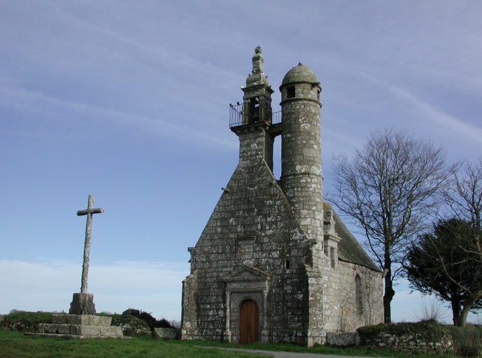 Ploulec'h, Saint-Herbot. Vue générale de la chapelle. ; Vue générale. ; Vue générale de situation. 