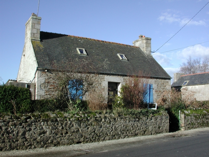 Vue générale ; Le bourg. Maison à deux pièces au rez-de-chaussée (1903).