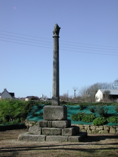 Ploulec'h, le Corvézou. Croix de chemin (18ème siècle). ; Vue générale