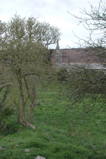 Vue du site de Beaumanoir : le sentier entre les murets de pierres sèches mène à la chapelle du Yaudet (site départemental)